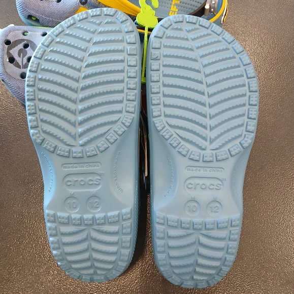 New) Crocs Minions Clogs (M10/W12) display picture 2